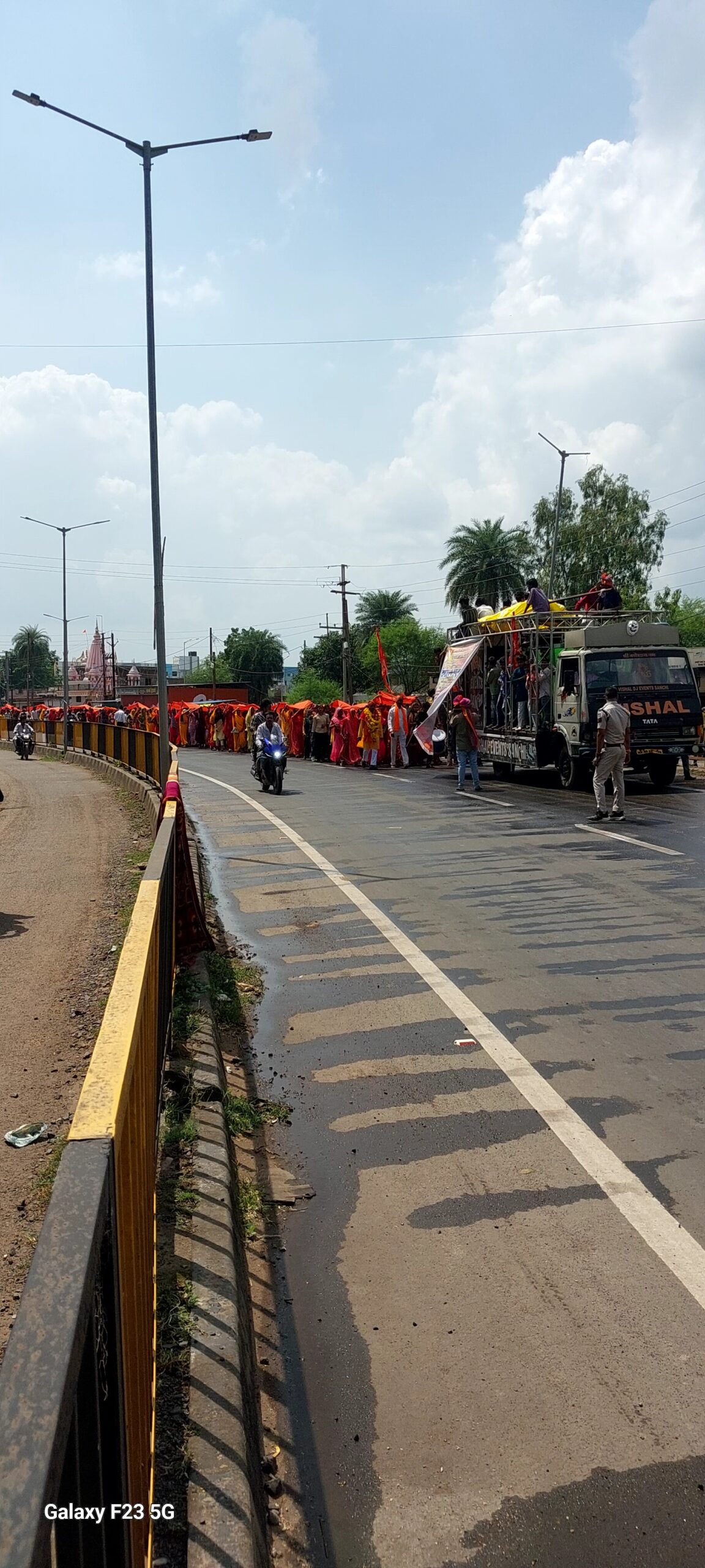 नवरात्रि के पावन पर्व पर आज नगर में निकली चुनरी यात्रा उमडा भारी जनसैलाब।