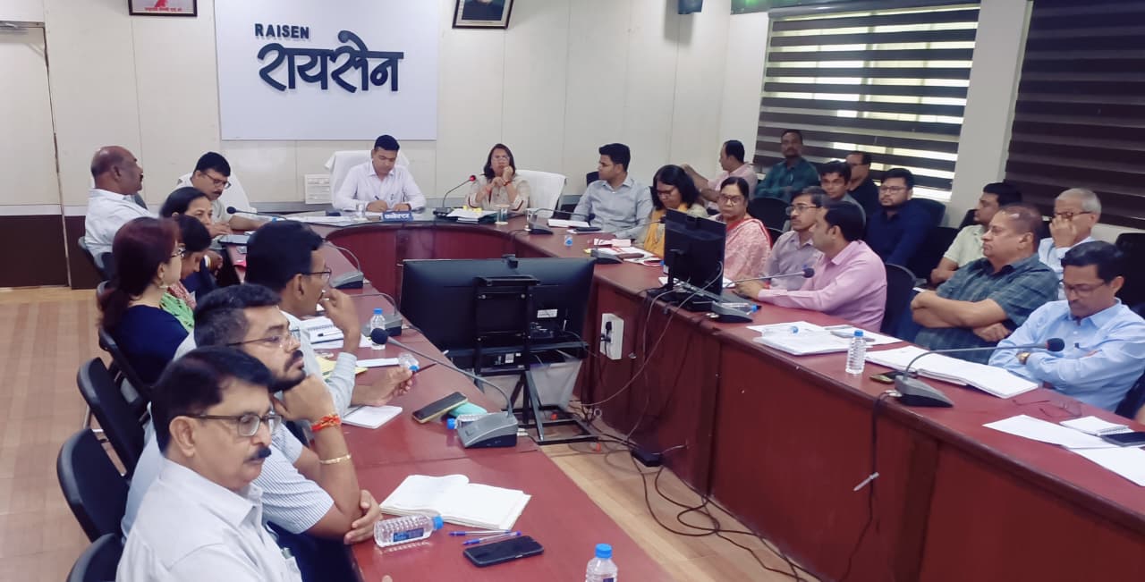 टीएल बैठक में कलेक्टर श्री विश्वकर्मा ने की सीएम हेल्पलाईन और योजनाओं की समीक्षा