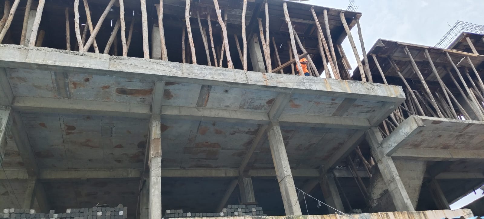 बस स्टैंड पर करोड़ों का निर्माण कार्य बिना सुरक्षा, बड़ा हादसा टला