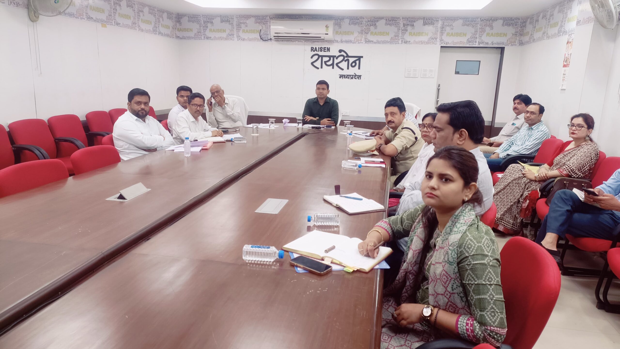 कलेक्टर श्री विश्वकर्मा ने अधिकारियों को खाद वितरण केन्द्रों का सतत् भ्रमण करने के दिए निर्देशखाद वितरण में अनियमितता या लापरवाही मिलने पर होगी कार्रवाई