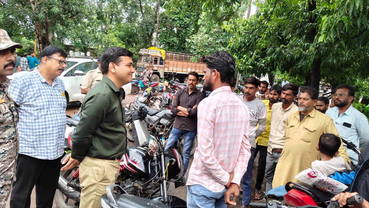 कलेक्टर श्री विश्वकर्मा ने खाद वितरण केन्द्र का किया आकस्मिक निरीक्षण