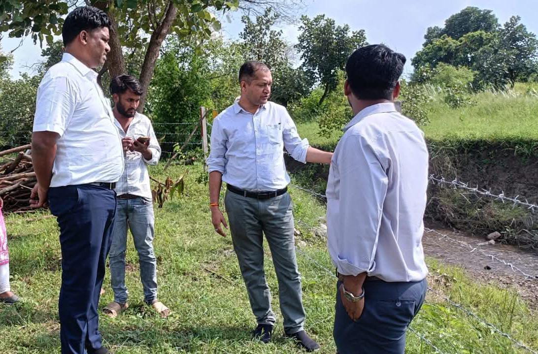 कलेक्टर श्री विश्वकर्मा के निर्देशानुसार एसडीएम द्वारा एक बगिया मॉ के नाम तहत पौधरोपण का किया गया निरीक्षण