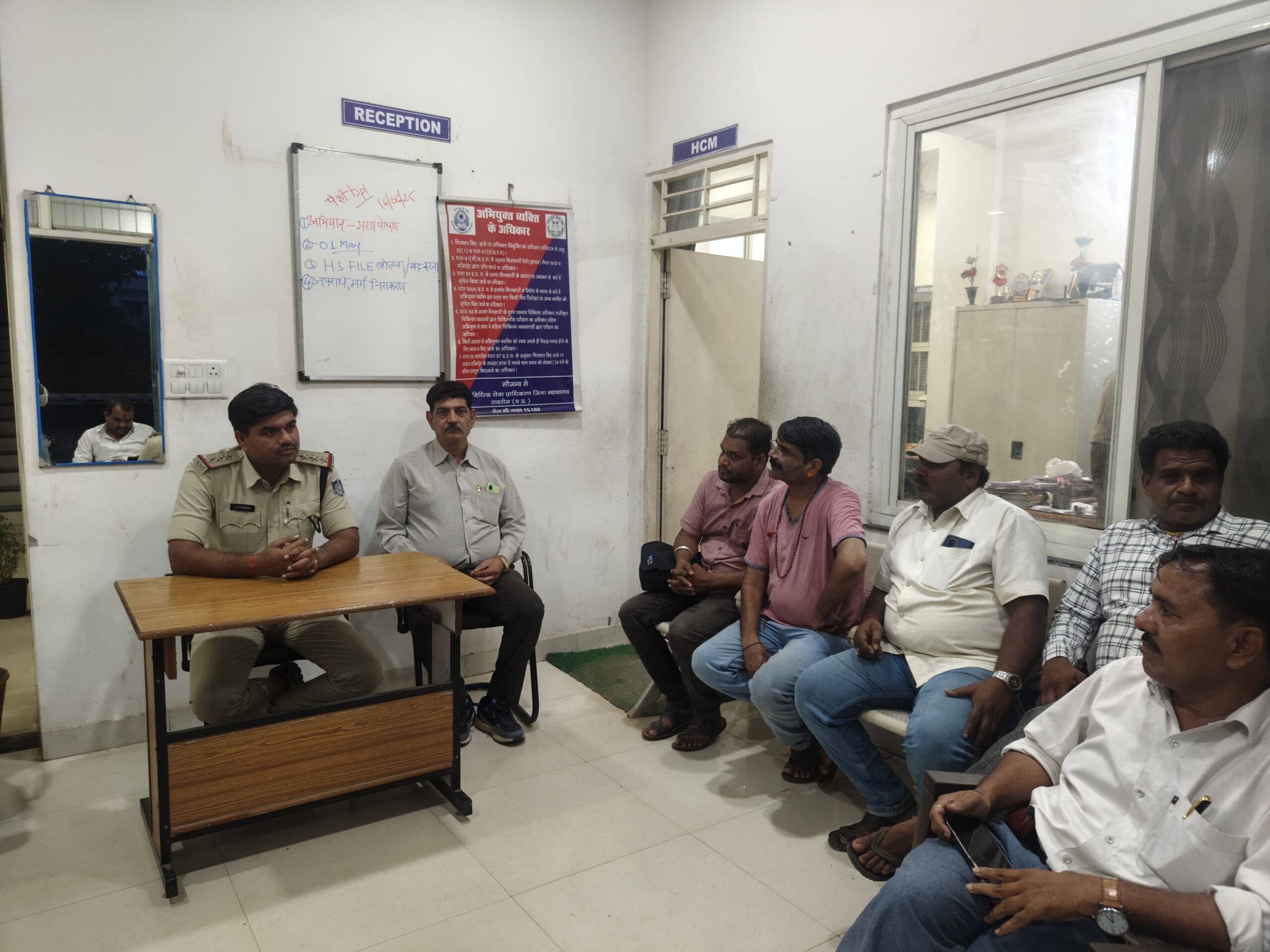 आगामी नवरात्रि पर्व को लेकर थाना परिसर में शांति समिति की बैठक आयोजित।