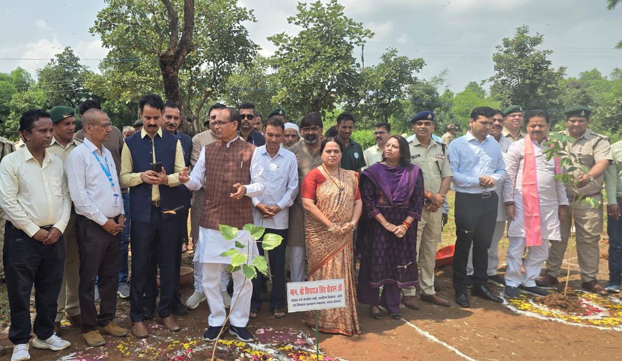 सेवा पखवाड़ा के तहत केन्द्रीय कृषि मंत्री श्री चौहान ने किया पौधरोपण