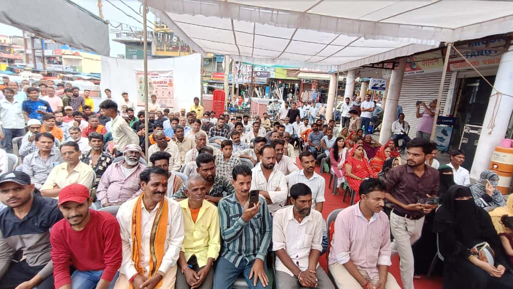 केन्द्रीय मंत्री श्री चौहान ने रायसेन में पथ विक्रेताओं से किया संवाद