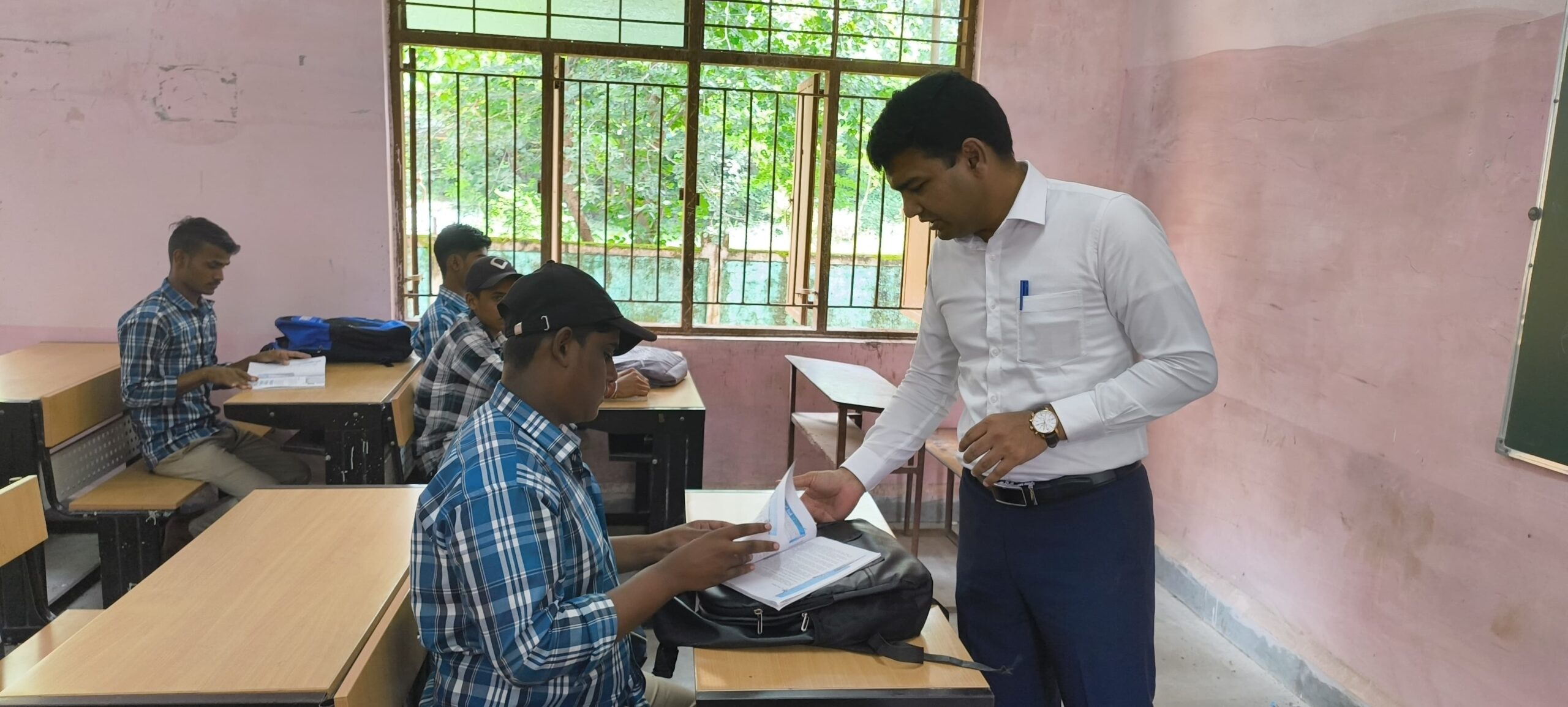 कलेक्टर श्री विश्वकर्मा ने देवरी में सांदीपनि विद्यालय का किया निरीक्षणबच्चों से किया संवाद, पढ़ाई में एकाग्रता लाने के तरीके भी बताएं