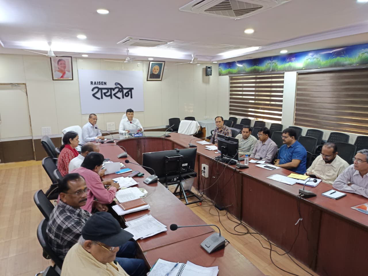 कलेक्टर श्री विश्वकर्मा ने की सीएम हेल्पलाईन तथा एक बगिया मॉ के नाम अभियान की समीक्षा