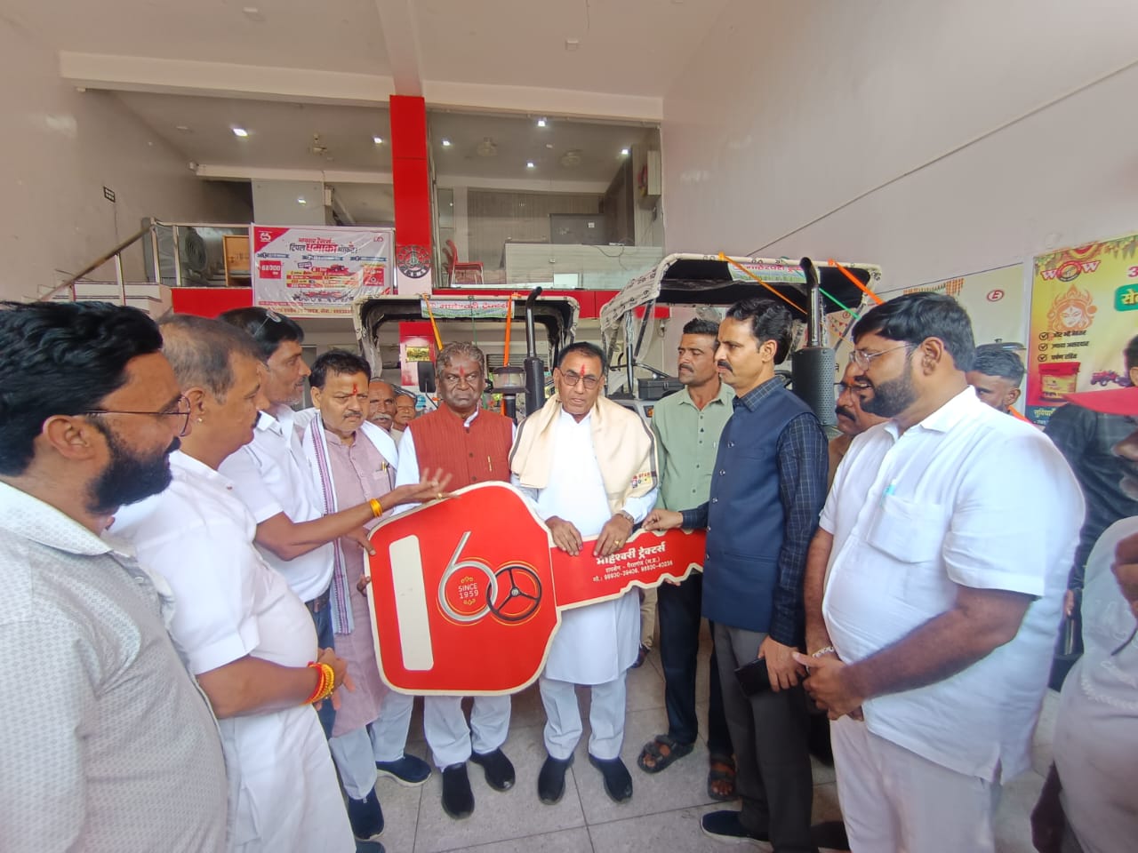 प्रभारी मंत्री श्री पंवार ने जनप्रतिनिधियों के साथ गैरतगंज में ट्रेक्टर और बाईक शोरूम सहित अन्य दुकानों का किया भ्रमण