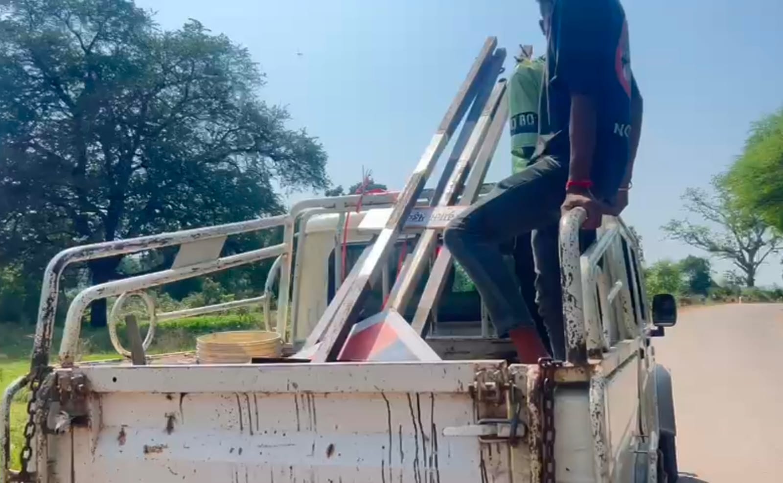 दीवानगंज में पीएम ग्रामीण सड़क योजना का फर्जीवाड़ा, सिर्फ फोटो सेशन के लिए लगाए बोर्ड, घंटे भर में गायब।