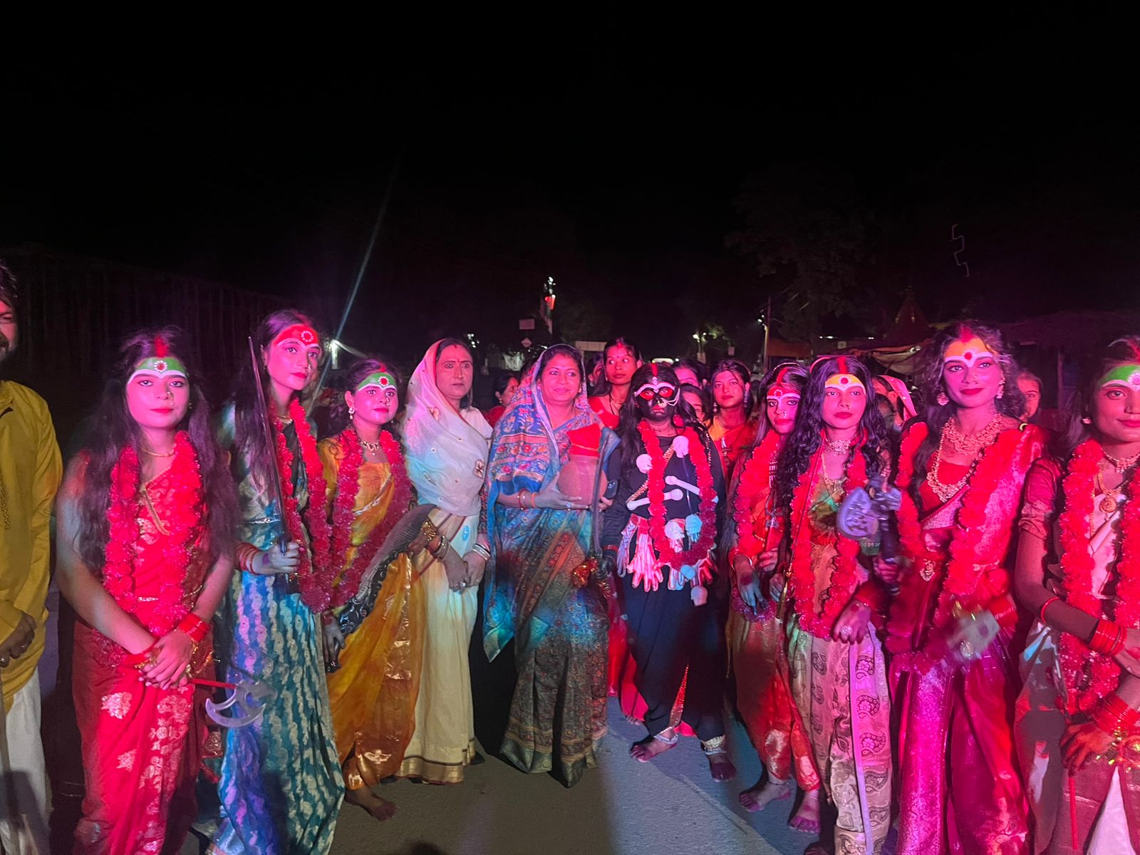 दुर्गा मंदिर से फूलमती आश्रम तक निकाली गयी भव्य चुनरी यात्रा