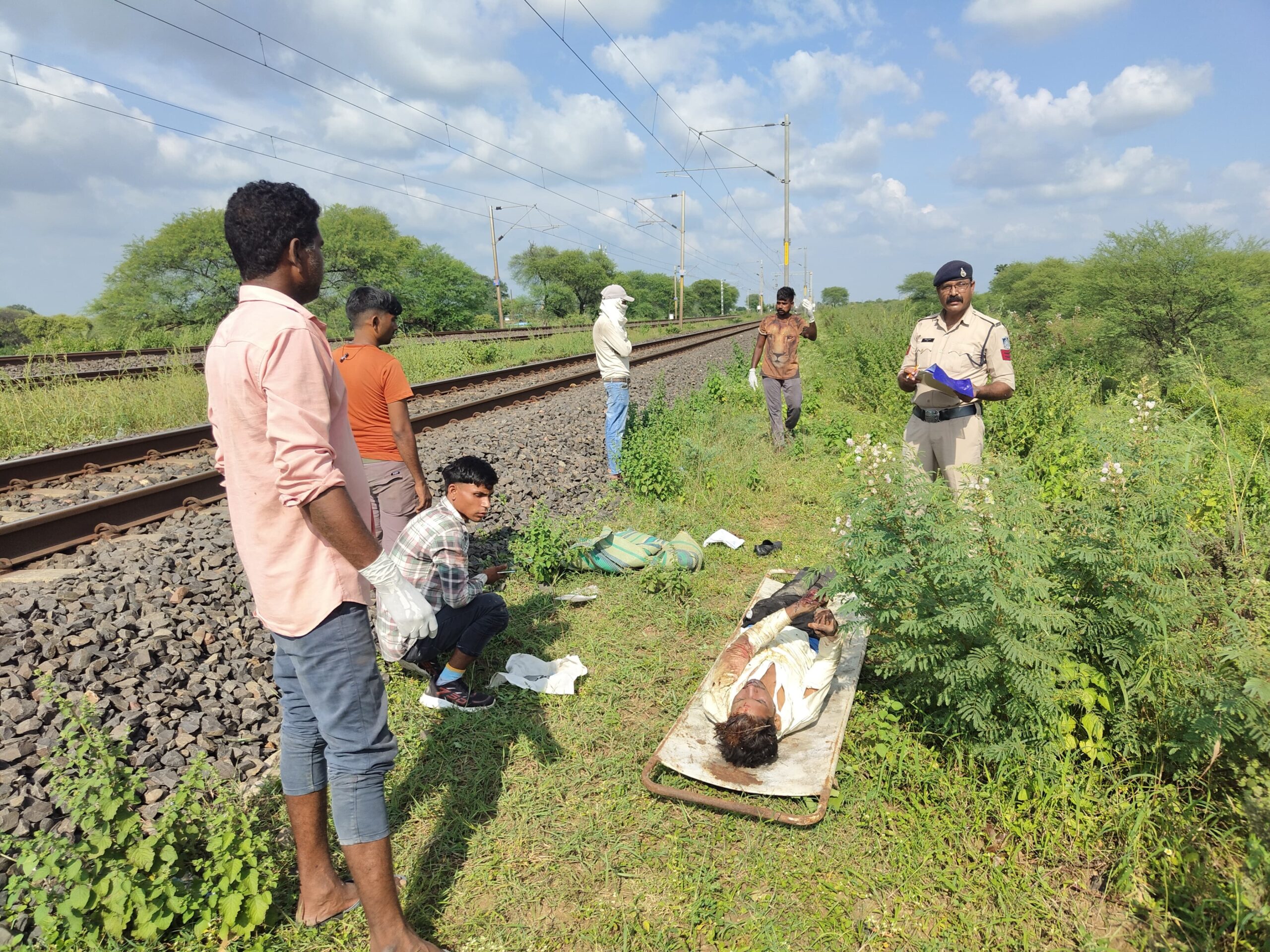 सीतापुर से मुंबई जाते हुए ट्रेन से गिरने पर युवक की हुई मौत ।
