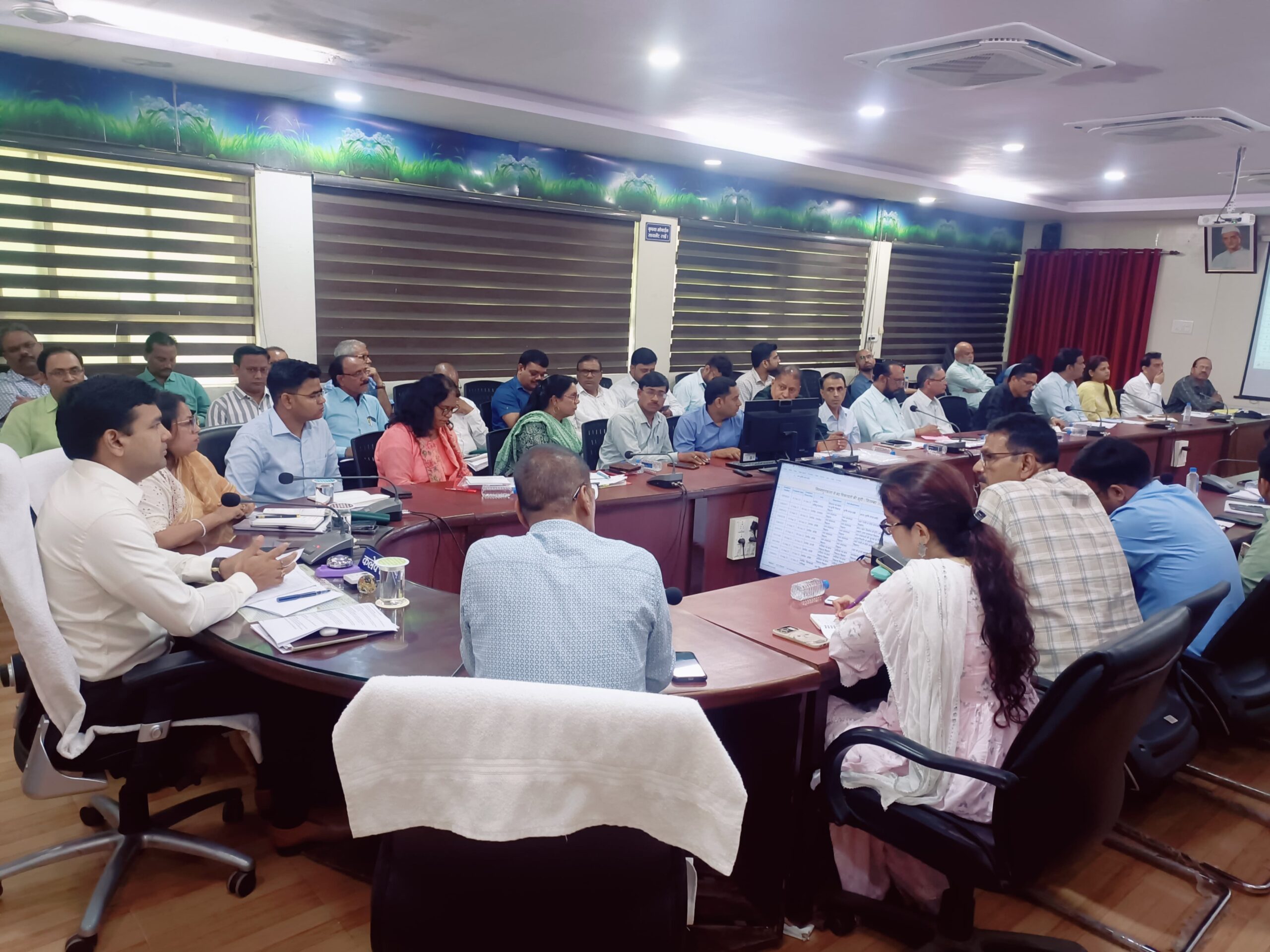 योजनाओं तथा अभियानों के प्रभावी क्रियान्वयन हेतु प्रत्येक स्तर पर की जाए मॉनीटरिंग- कलेक्टर श्री विश्वकर्माटीएल बैठक में कलेक्टर श्री विश्वकर्मा ने की सीएम हेल्पलाईन और विभागीय योजनाओं की समीक्षा