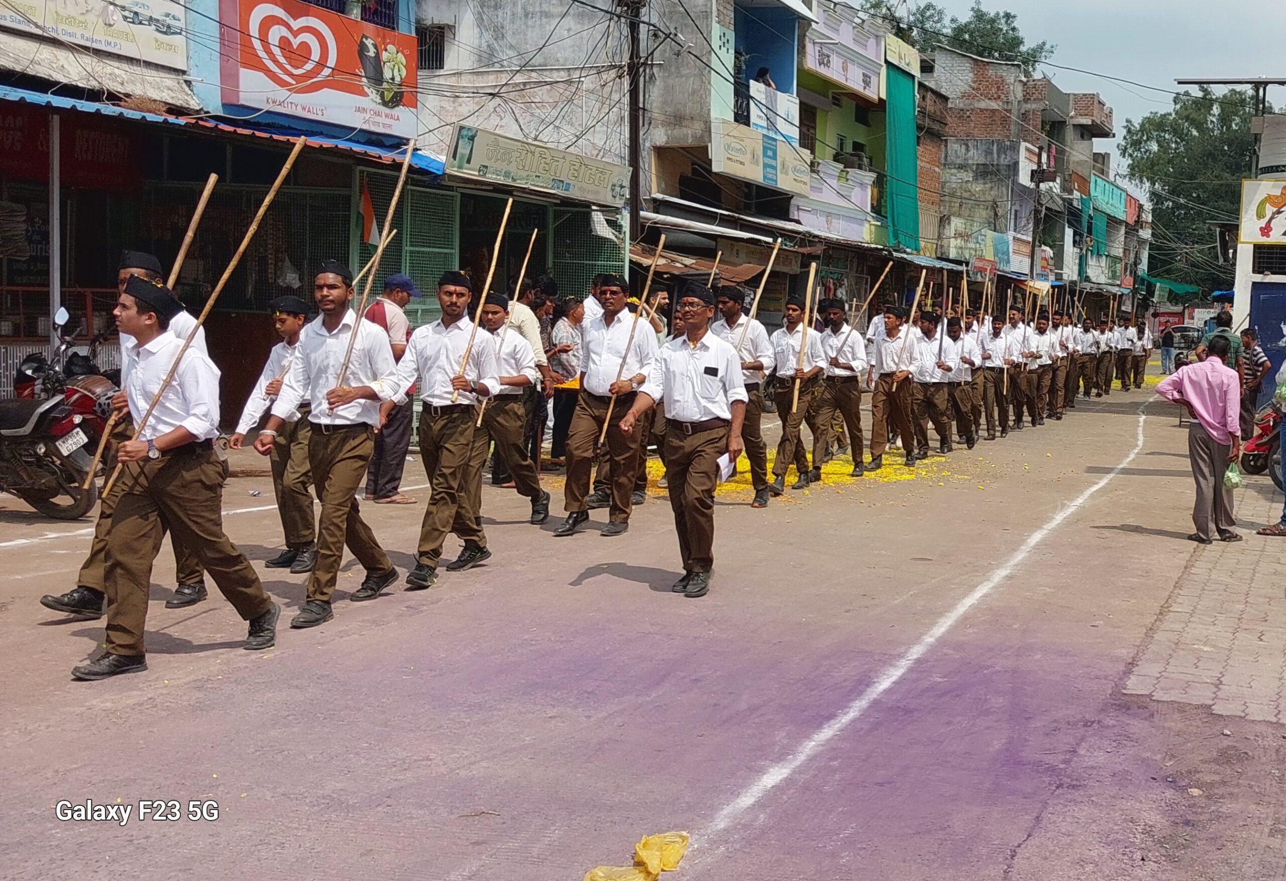 नगर में राष्ट्रीय स्वयंसेवक संघ का अनुशासित पथसंचलन