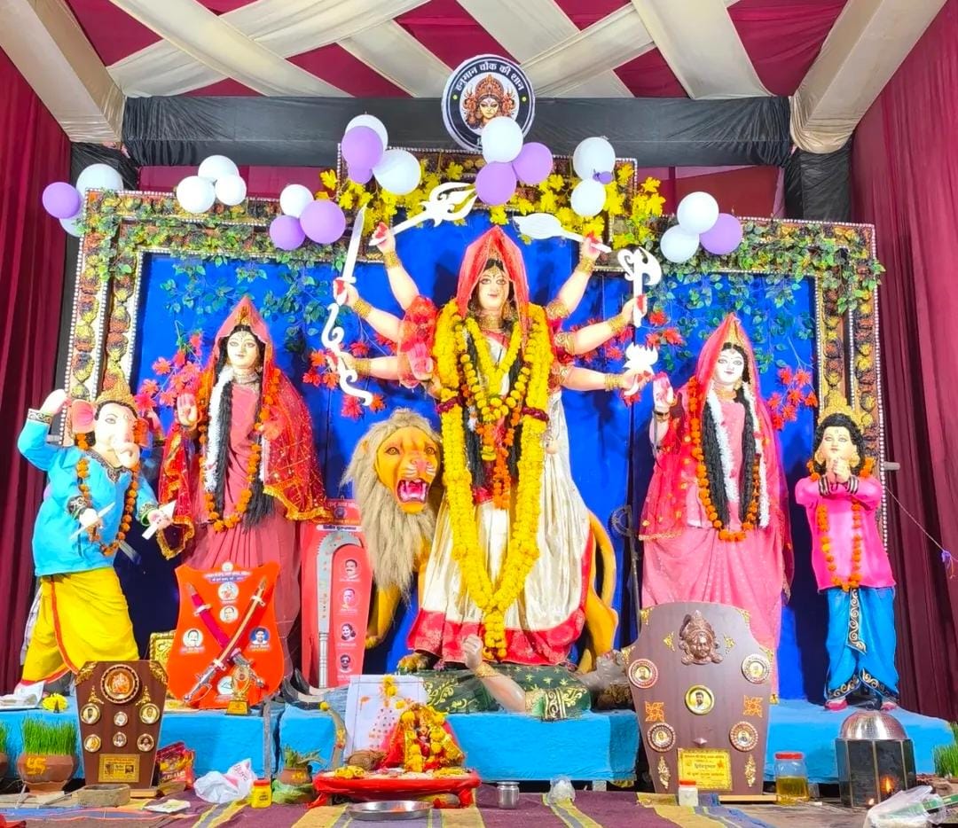 नौ दिन की कठिन आराधना के बाद मां दुर्गा के दर्शन को उमड़ा सैलाब।