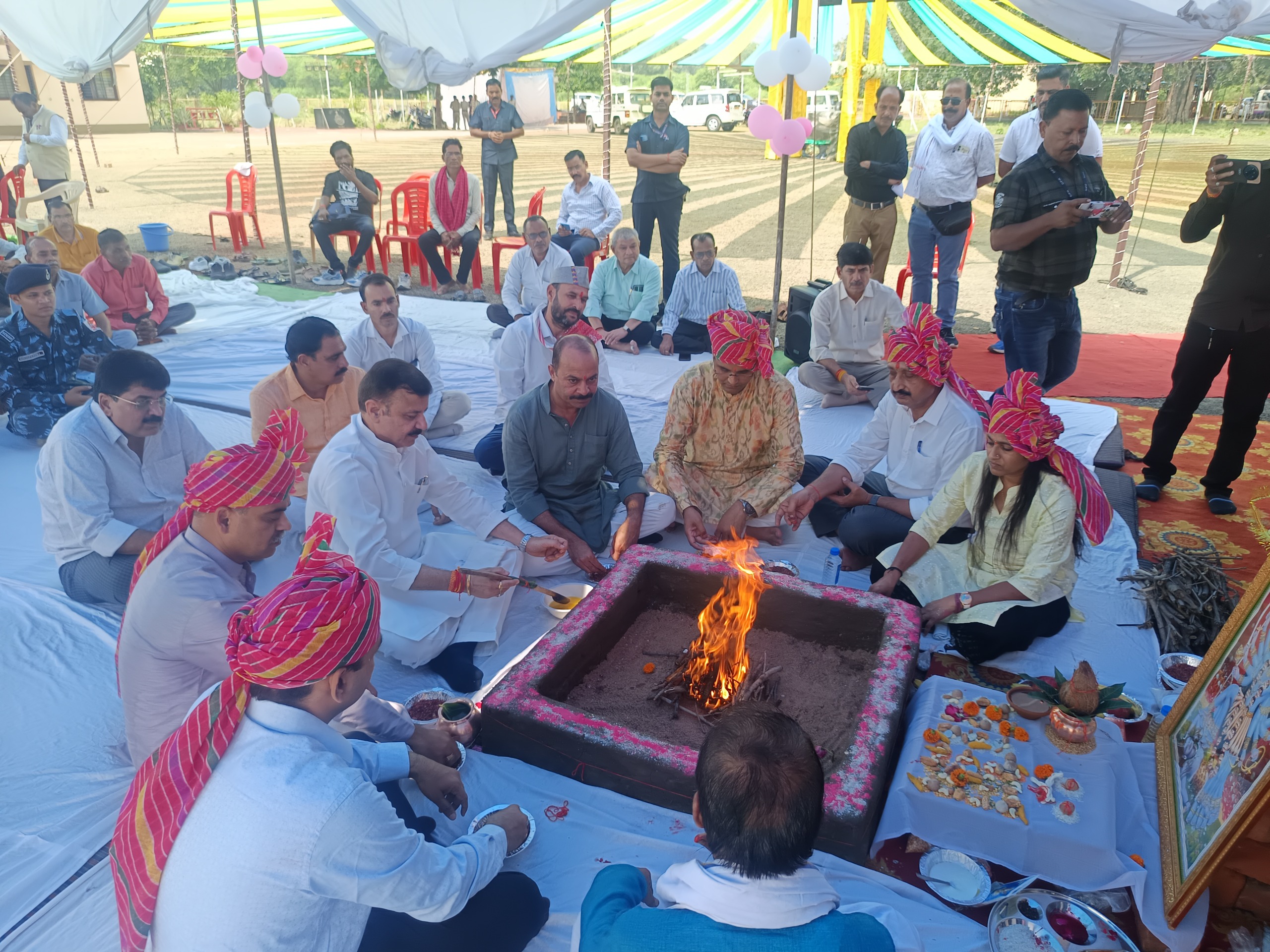 असत्य पर सत्य की विजय का पर्व दशहरा धर्म और सत्य के मार्ग पर चलने की प्रेरणा देता है- शिक्षा मंत्री श्री सिंहदशहरा पर्व पर रायसेन में परिवहन एवं स्कूल शिक्षा मंत्री श्री उदय प्रताप सिंह द्वारा किया शस्त्र पूजन