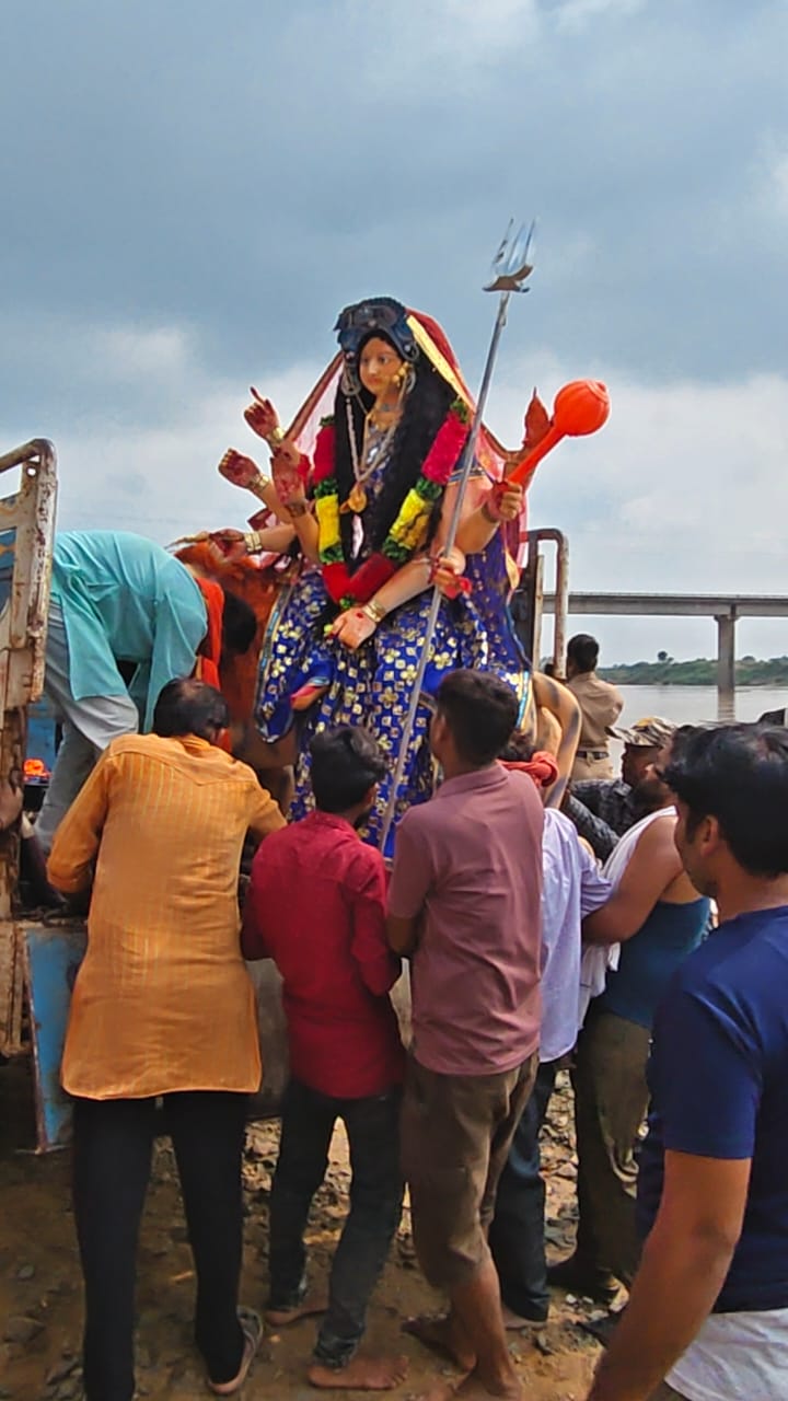 नम आंखों से श्रद्धालुओं ने दशहरा के दिन दुर्गा मां की प्रतिमाओं का सोन नदी के विभिन्न घाटों में किया विसर्जन