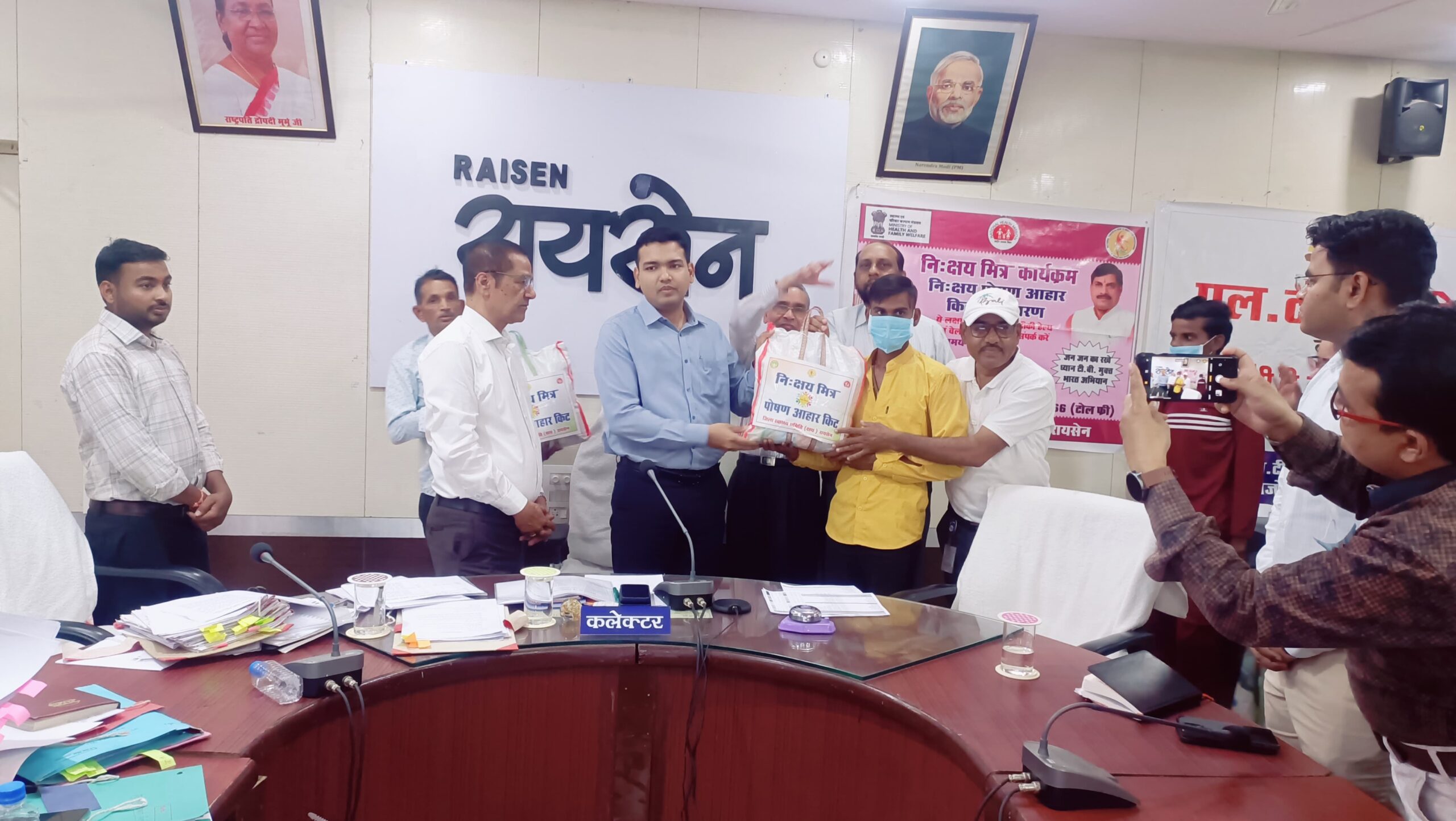 नि-क्षय मित्रों द्वारा टीबी मरीजों को वितरित किए गए फूड बास्केट