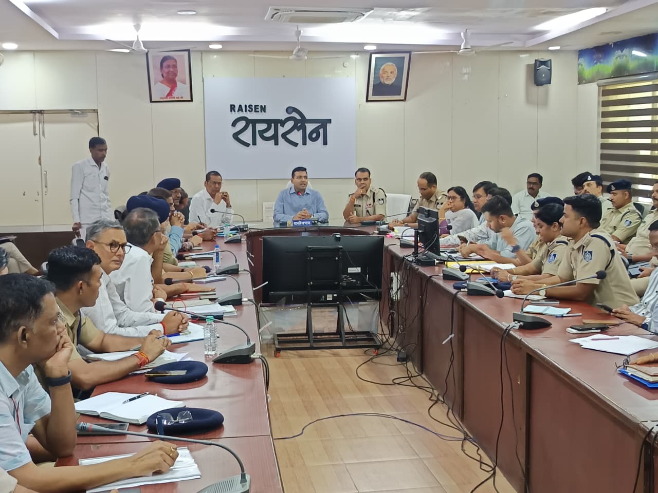 कलेक्टर श्री विश्वकर्मा की अध्यक्षता में राजस्व और पुलिस अधिकारियों की संयुक्त बैठक सम्पन्न