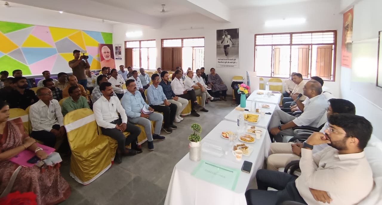 शासकीय विद्यालयों में शिक्षा की गुणवत्ता सुधारने तकनीक के साथ करें नवाचार- संभागायुक्त श्री सिंह