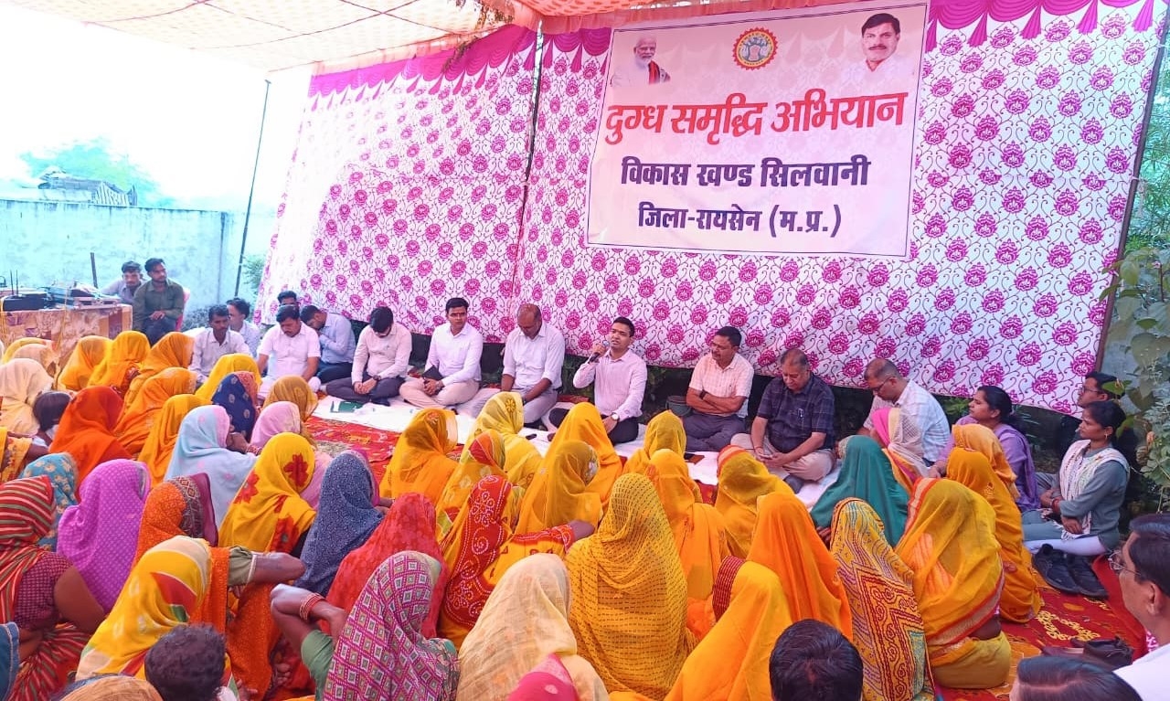 महिलाएं स्व-सहायता समूहों से जुड़कर आजीविका गतिविधियां बढ़ाएं- संभागायुक्त श्री सिंह