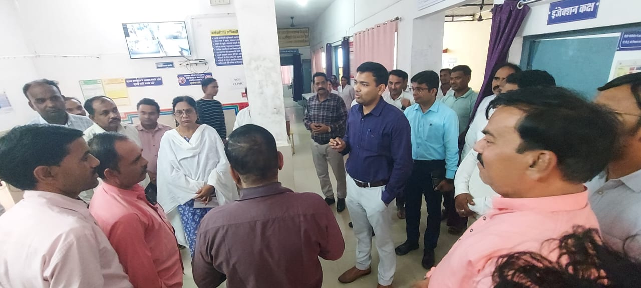 कलेक्टर श्री विश्वकर्मा ने गैरतगंज क्षेत्र में स्कूल, स्वास्थ्य केन्द्र, राशन दुकान, उर्वरक भण्डार केन्द्र आदि का किया निरीक्षण