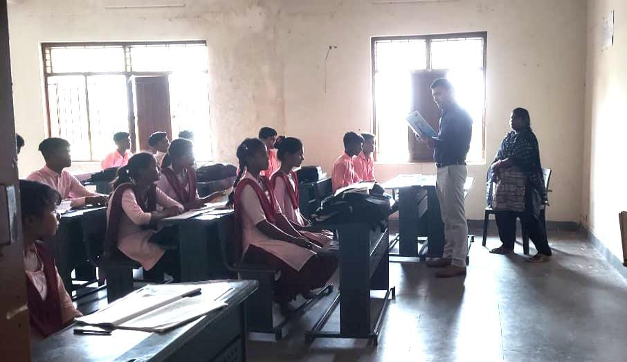 कलेक्टर ने हाई स्कूल का किया निरीक्षण