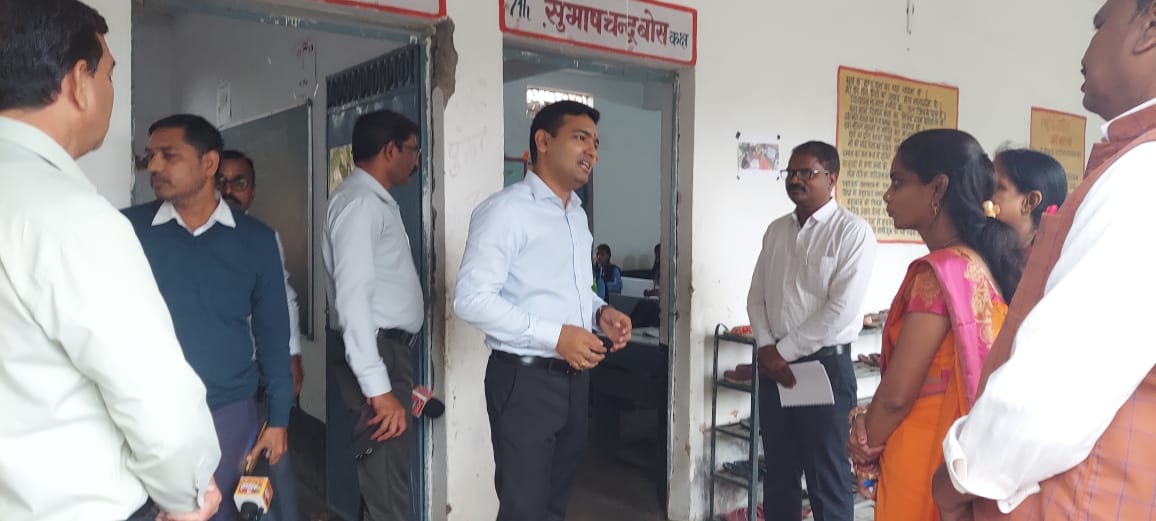 कलेक्टर श्री विश्वकर्मा ने ग्राम हर्रई में शासकीय स्कूल, आंगनवाड़ी भवन, राशन दुकान तथा नलजल योजना का लिया जायजास्कूल में प्रवेशित सभी बच्चों की नियमित उपस्थित सुनिश्चित कराने के दिए निर्देश