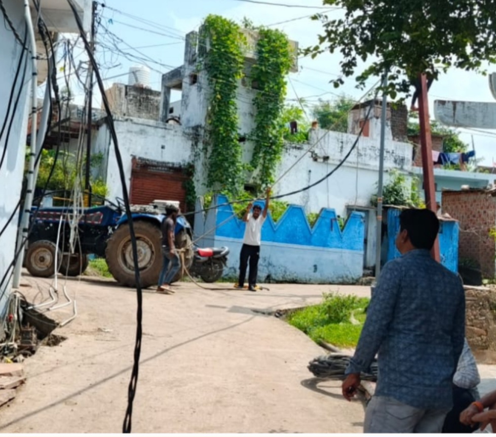 मकानों पर गुजरते बिजली तारों से बढ़ा खतरा, नगर परिषद ने विद्युत मंडल को चेताया।