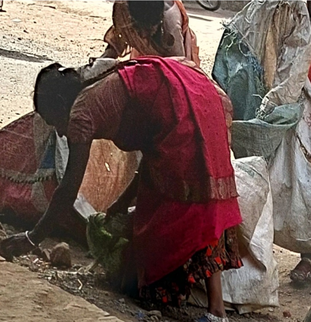 गरीबी और गंदगी का दुश्चक्र: महिलाएं मजबूरी में तलाश रहीं पेट की आग का सहारा गुम हो गई महिला सशक्तिकरण की आवाज।