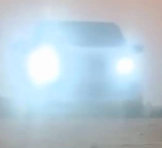 वाहनों की सफेद लाइट से छोटे वाहन चालक परेशान, दुर्घटनाओं का बढ़ा खतरा।