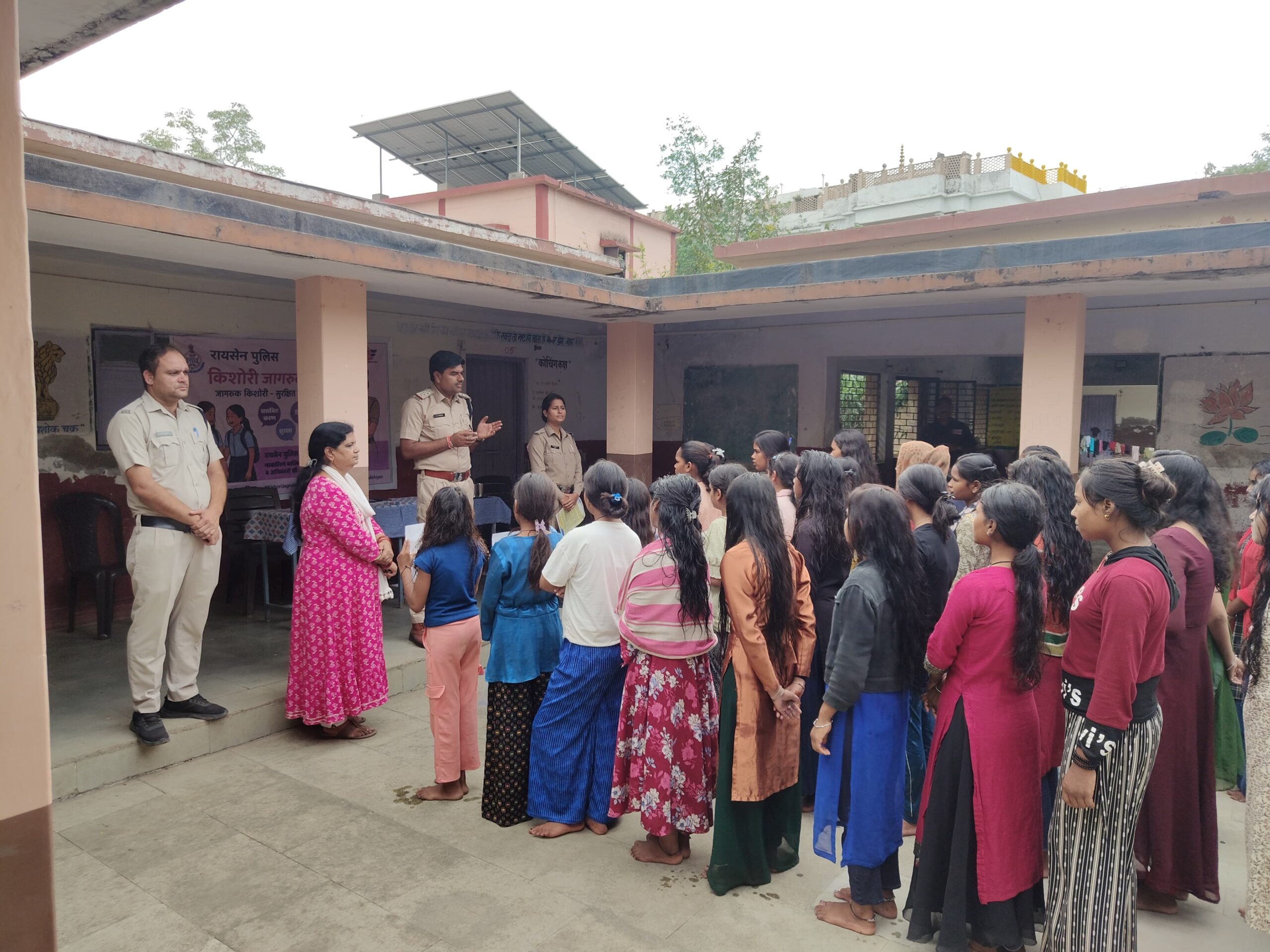 किशोरी जागरूकता अभियान के तहत सांची कन्या छात्रावास में छात्राओं को दी गई साइबर क्राइम व महिला सुरक्षा की जानकारी।