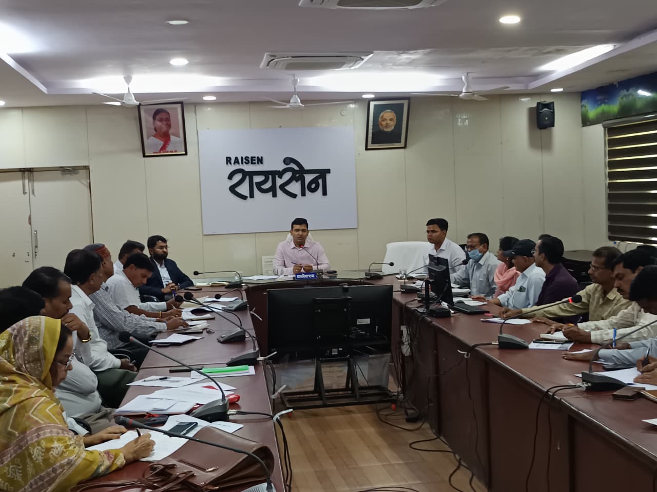 शासकीय स्कूलों में कक्षा 10वीं एवं 12वीं बोर्ड परीक्षाओं के परीक्षा परिणाम में वृद्धि हेतु कलेक्टर श्री विश्वकर्मा ने दिए निर्देश