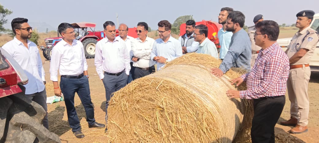 खेत में पहुंचकर कलेक्टर श्री विश्वकर्मा ने देखी पराली प्रबंधन तकनीक।