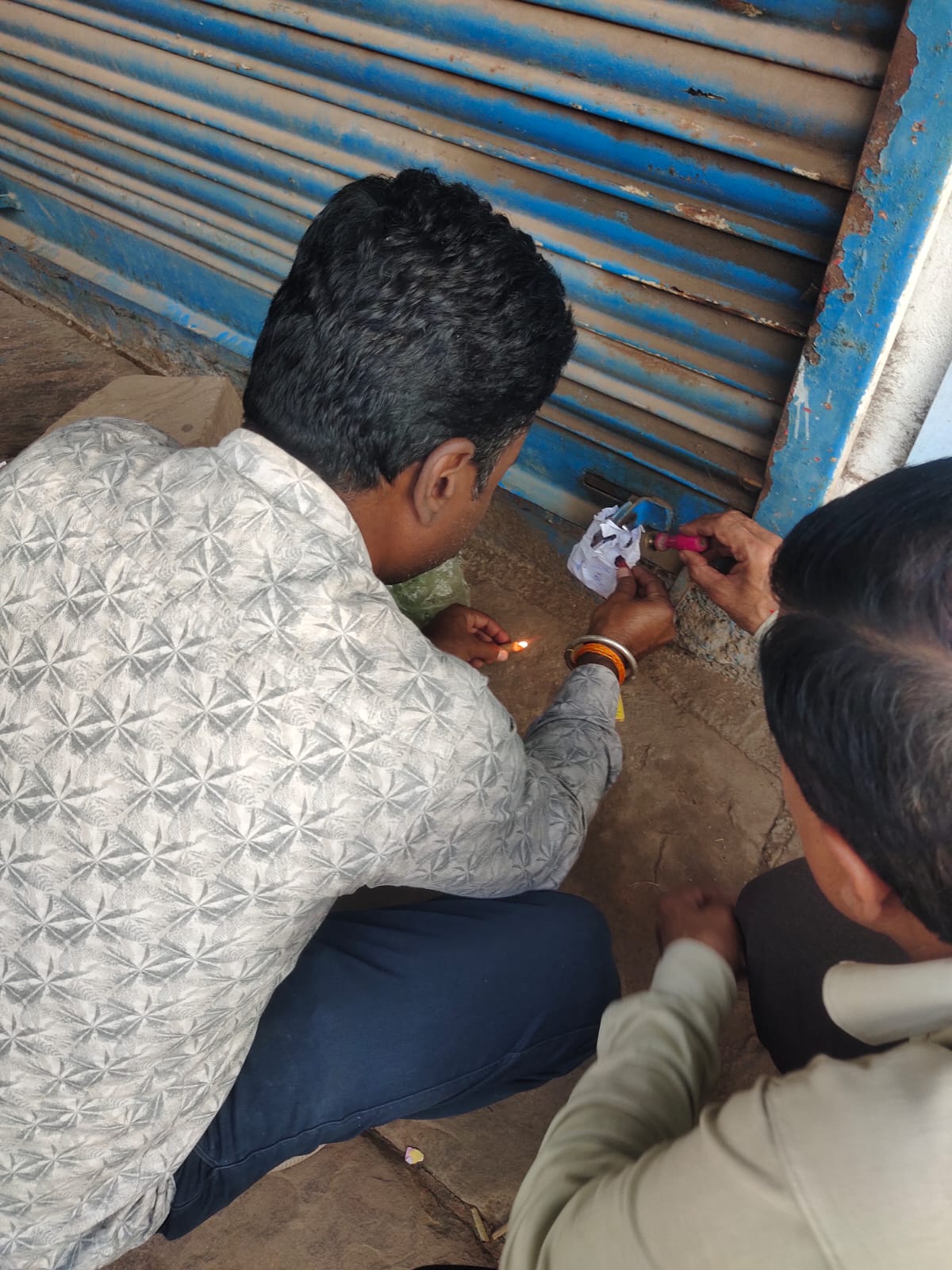 जिला स्तरीय जांच दल द्वारा कीटनाशक विक्रेताओं की दुकानों का किया गया निरीक्षणकीटनाशक अधिनियम का उल्लंघन करने पर कीटनाशक प्रतिष्ठान को किया सील