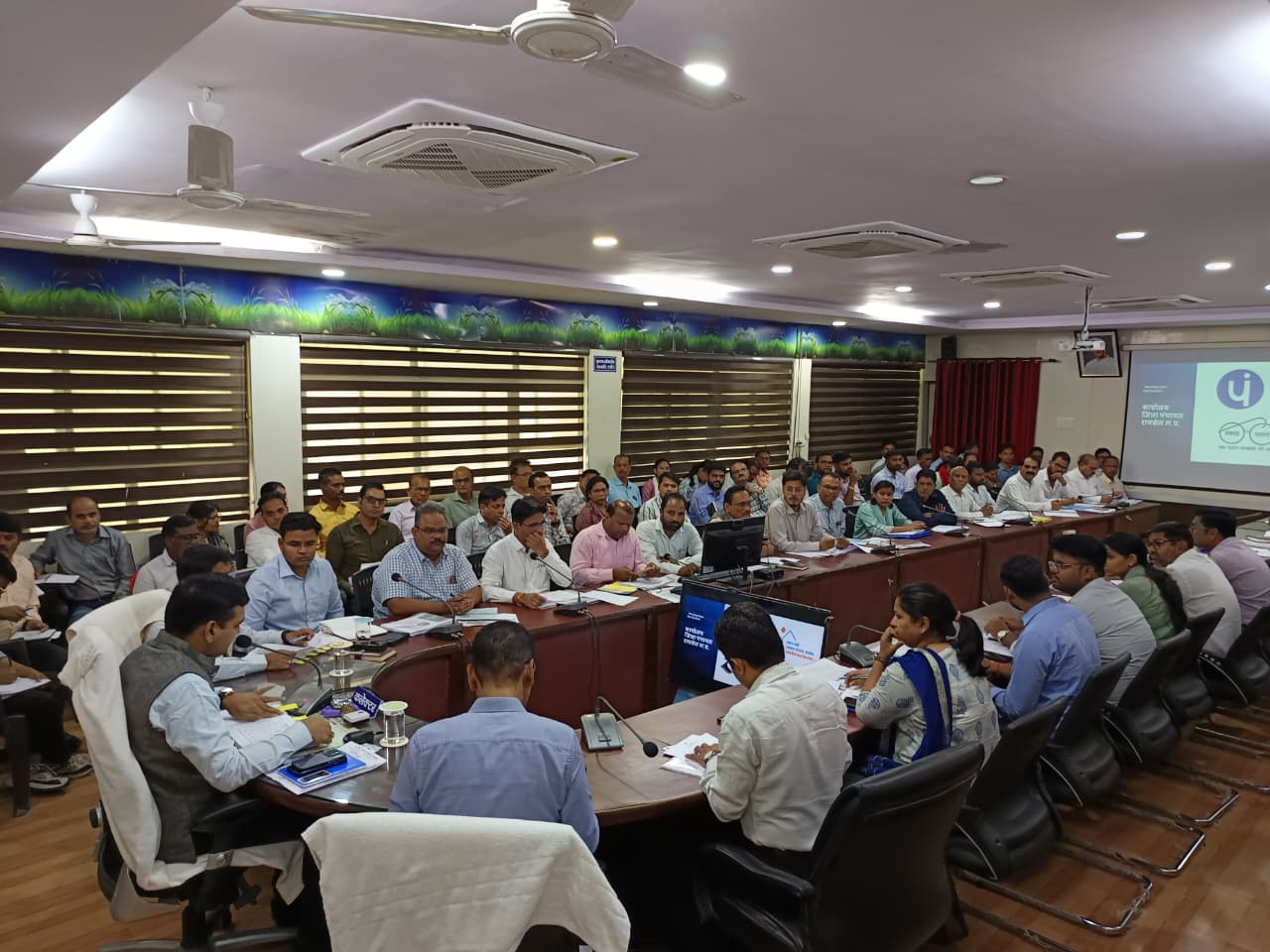 पीएम आवास योजना में संतोषजनक प्रगति नही होने पर एक आवास कलस्टर प्रभारी निलंबितएक आवास प्रभारी ब्लॉक समन्वयक सहित तीन आवास कलस्टर प्रभारियों का वेतन काटने के निर्देश