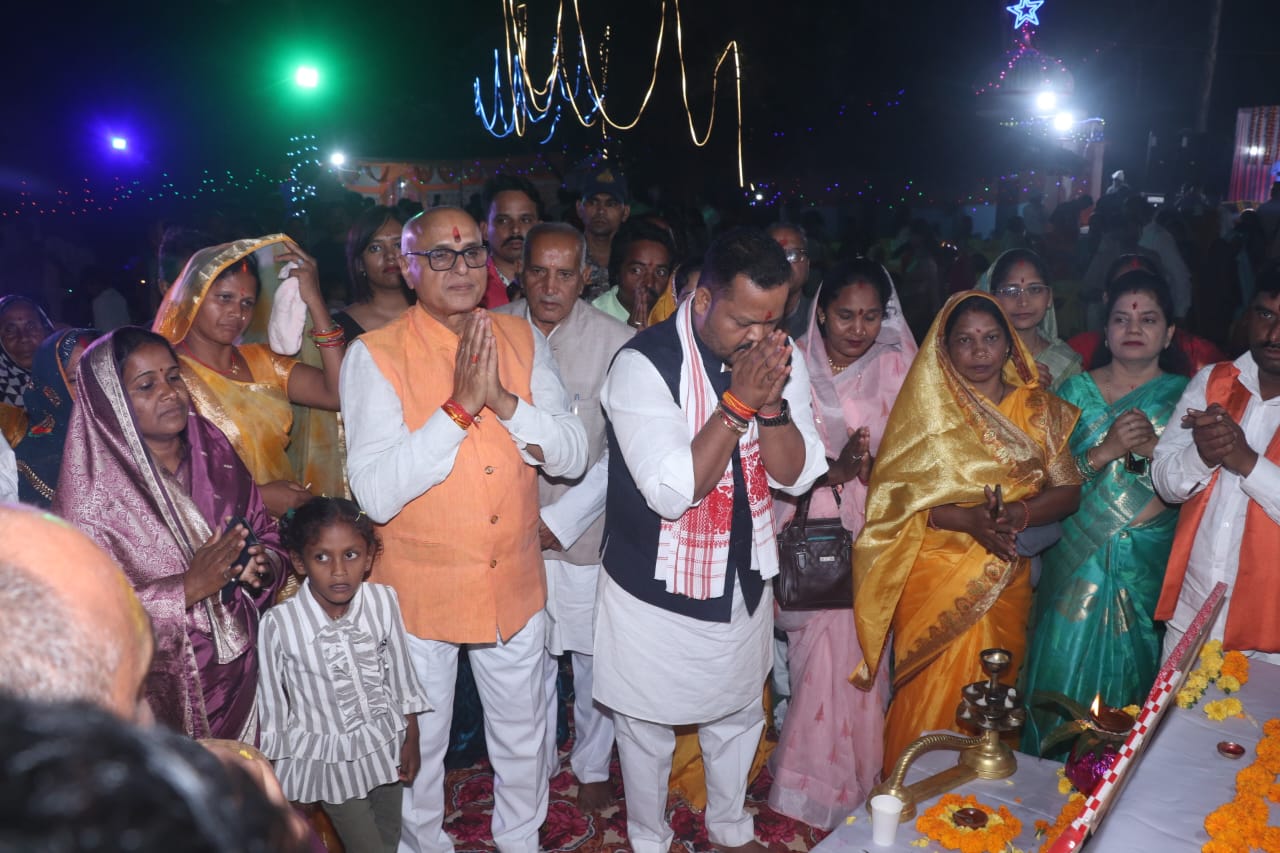 देव दीपावली पर ग्राम गंधिया (सीतामढ़ी ) में 11 हजार दीपों से आलोकित हुआ भगवान श्रीराम पथगम मार्ग