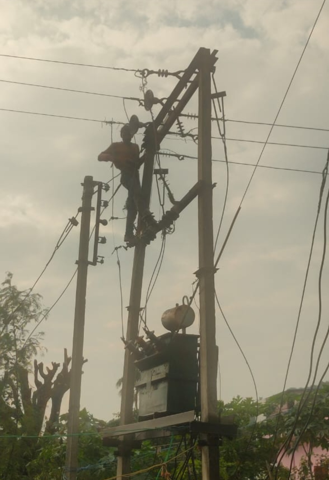 विपरीत मौसम में भी बिजलीकर्मी डटे, रहते बिजली सुचारु बनाने