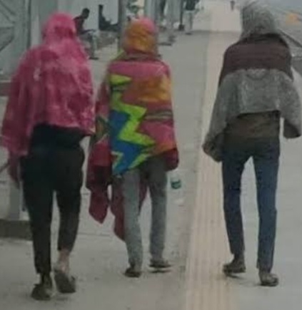 सांची में ठंड ने दिखाया अपना रौद्र रूप, लोग दुबके घरों में।अचानक गिरे तापमान से बढ़ी सर्दी, लोगों ने निकाले गर्म कपड़े — बाजारों में ऊनी वस्त्रों की बढ़ी मांग।
