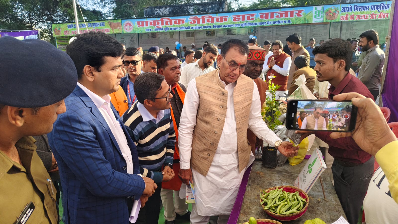 जिले के प्रभारी मंत्री श्री पंवार ने रायसेन में जैविक हाट बाजार का किया शुभारंभजैविक हाट बाजार मिलेंगे जैविक अनाज, सब्जी, दाल, कंद, बिनौला घी सहित अन्य उत्पाद