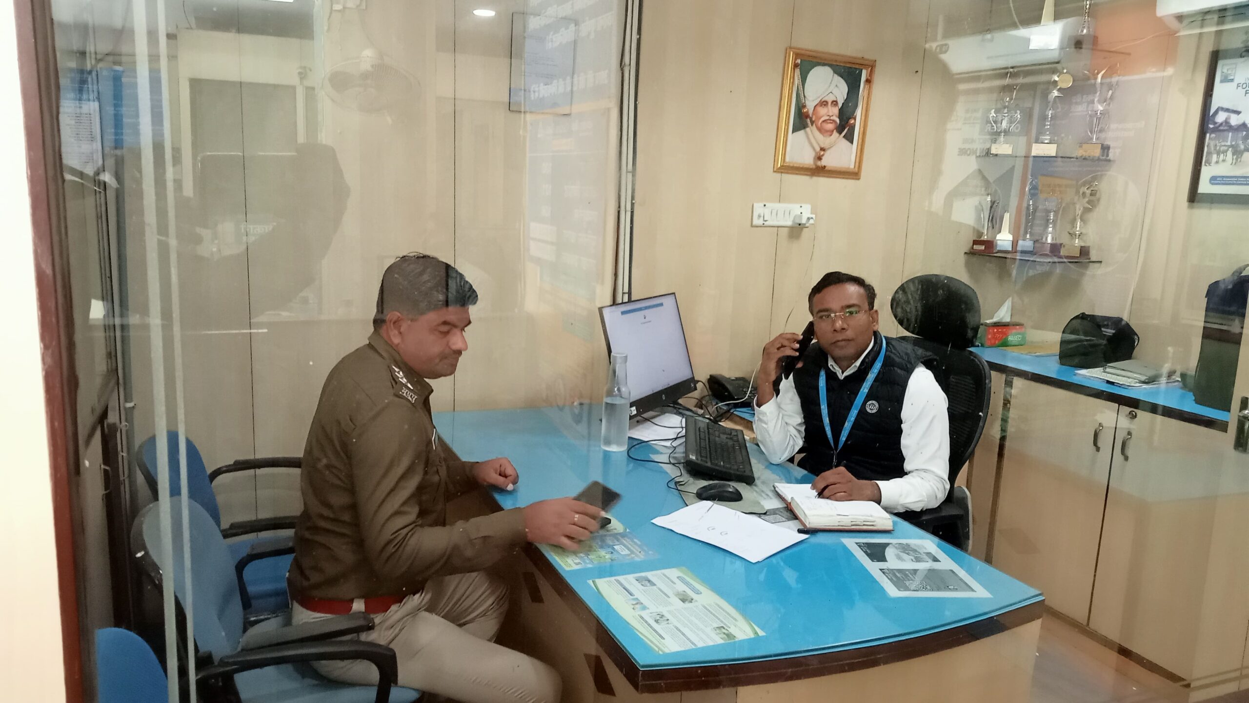 सुरक्षा के मद्देनज़र सांची में बैंकों का पुलिस निरीक्षण, दिए गए आवश्यक निर्देश।पुलिस अधीक्षक के निर्देश पर थाना प्रभारी के नेतृत्व में सभी बैंकों की सुरक्षा व्यवस्था की हुई जांच।