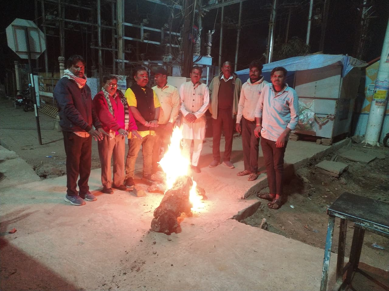 खबर का असर।सोमवार को प्रकाशित खबर को गंभीरता से लेते हुए की अलाव व्यवस्था।