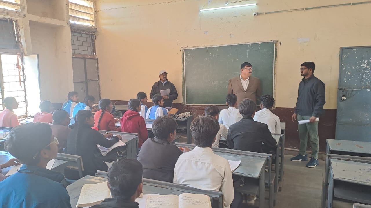 शासकीय स्कूलों में शैक्षणिक गुणवत्ता में वृद्धि हेतु अधिकारियों द्वारा किया जा रहा है स्कूलों का निरीक्षण