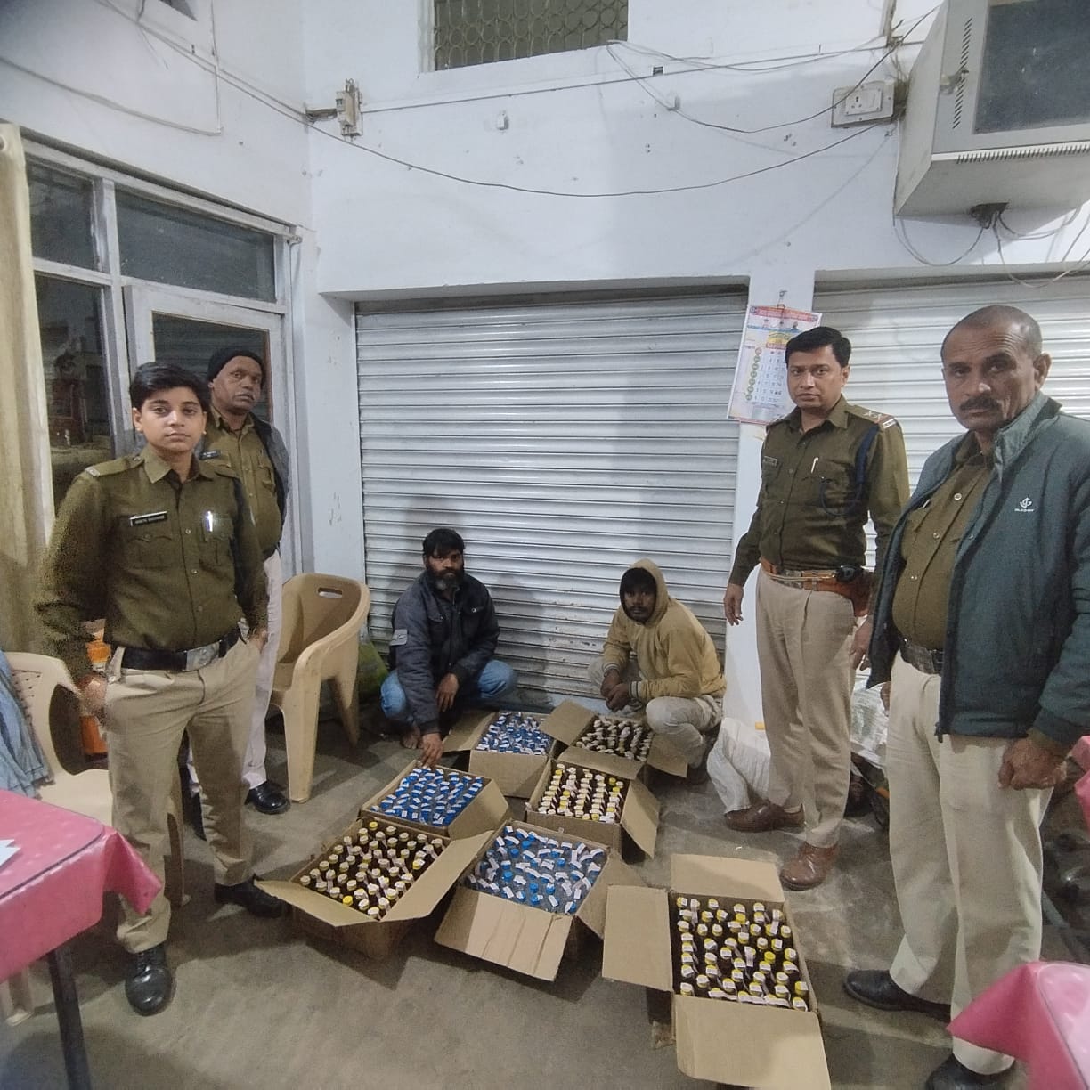 आबकारी विभाग बरेली की अवैध मदिरा के विरूद्ध कार्यवाही में 77 लीटर मदिरा एवम वाहन जप्त, 05 आरोपी गिरफ्तार
