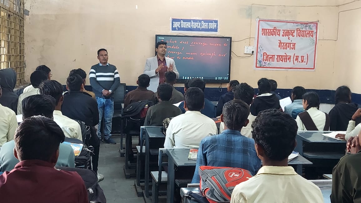 कलेक्टर श्री विश्वकर्मा ने बेगमगंज में पीएमश्री विद्यालय और एसडीएम कार्यालय का किया निरीक्षण