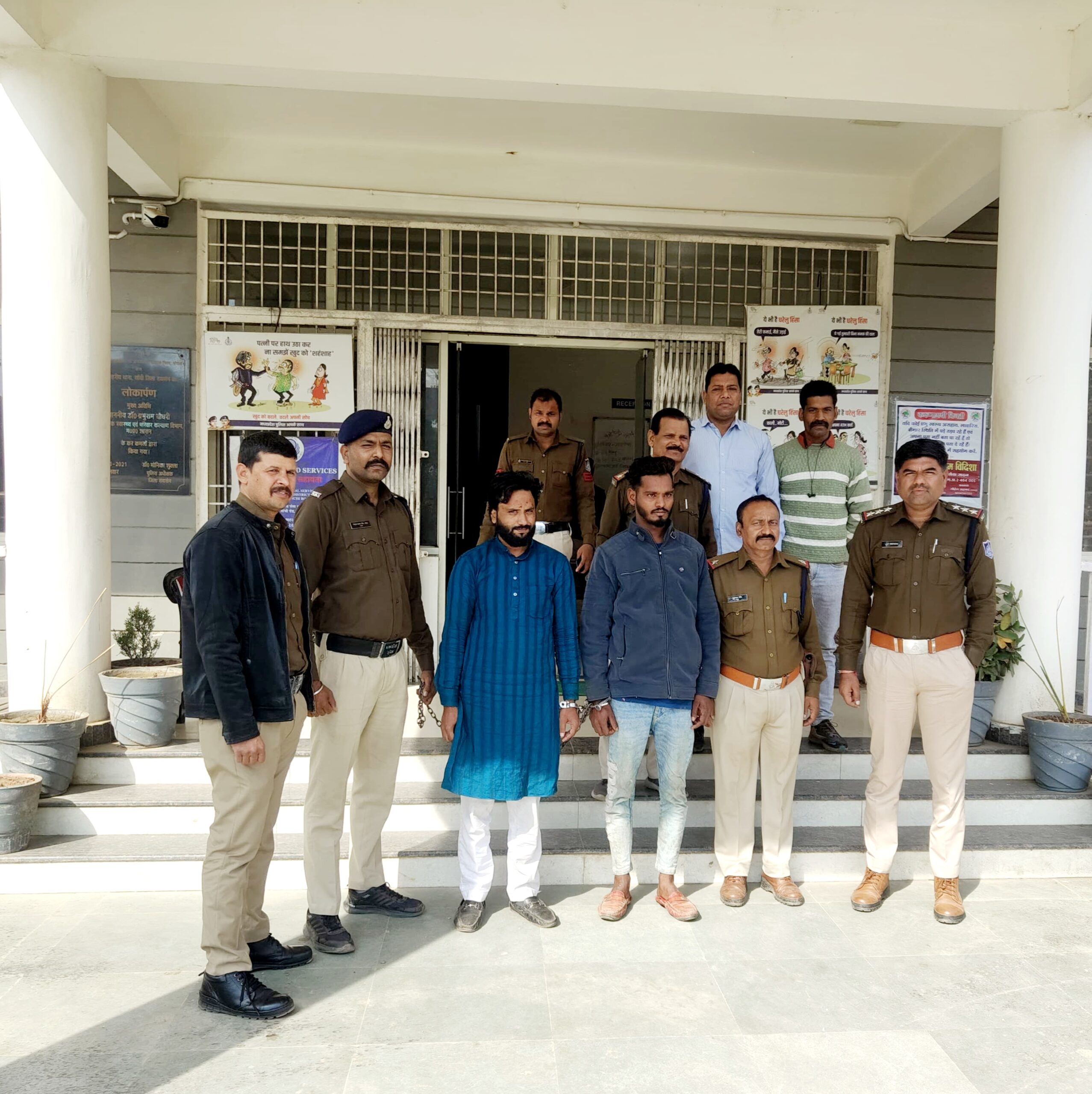 सांची में चला कानून का डंडा, अपराधियों में मचा हड़कंपएसपी के सख्त निर्देश और थाना प्रभारी की कड़ी कार्रवाई से टूटे अपराधियों के हौसले, फरार वारंटी भी धराए।