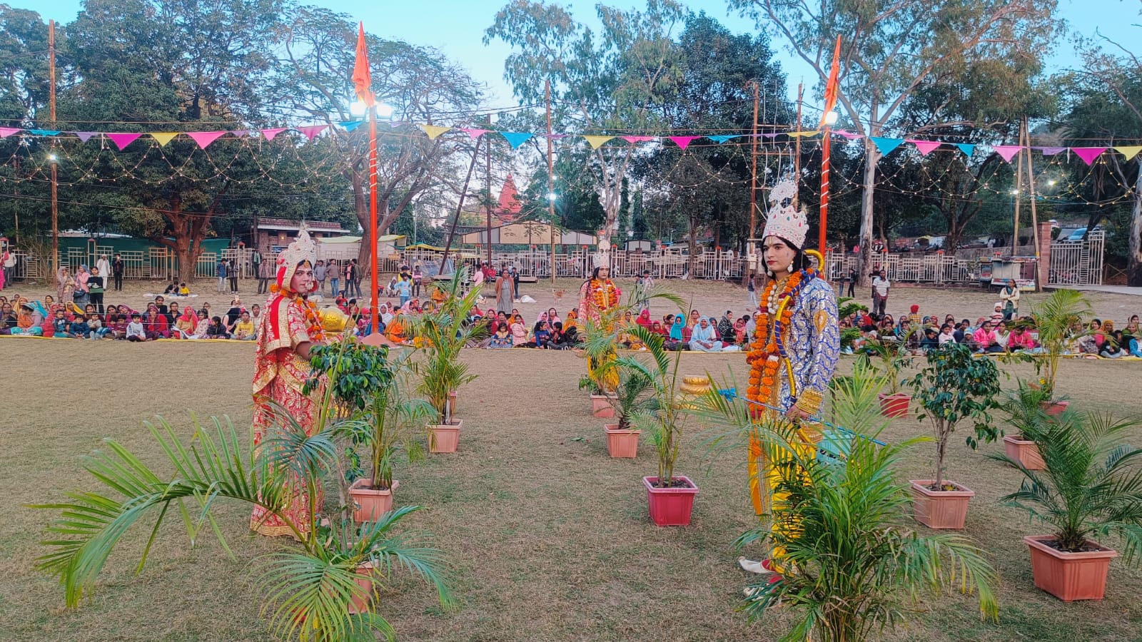 सांची रामलीला में अहिल्या उद्धार व जनकपुर भ्रमण लीला का मंचनवाटिका मिलन दृश्य ने दर्शकों को किया भावविभोर, उमड़ी भारी भीड़