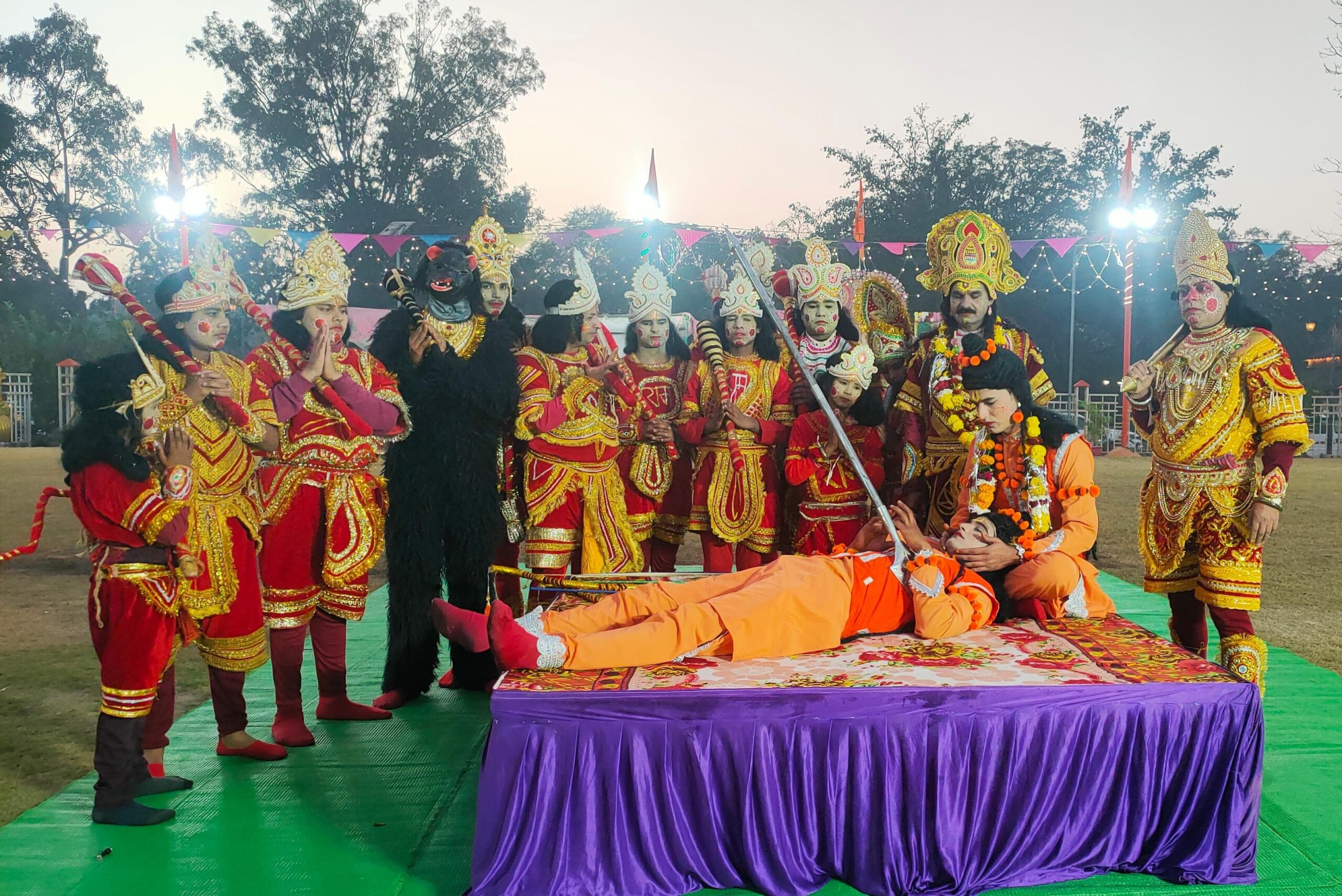 रामलीला मैदान में लंका पर आक्रमण का भव्य मंचन, युद्ध दृश्य देख रोमांचित हुए श्रद्धालुलक्ष्मण शक्ति और वानर सेना के भीषण युद्ध प्रसंग ने बांधा दर्शकों को।