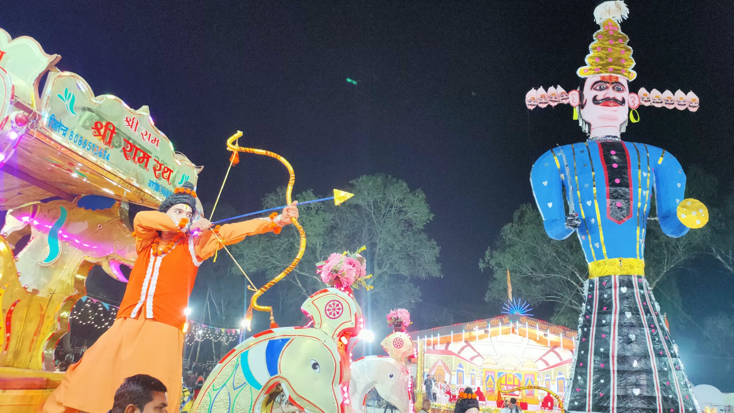 सांची रामलीला में उमड़ा जनसैलाब, 51 फीट ऊंचे रावण के पुतले का हुआ ।राम-रावण के भीषण युद्ध से गूंजा नगर, रामलीला मैदान में तिल रखने की भी नहीं रही जगह