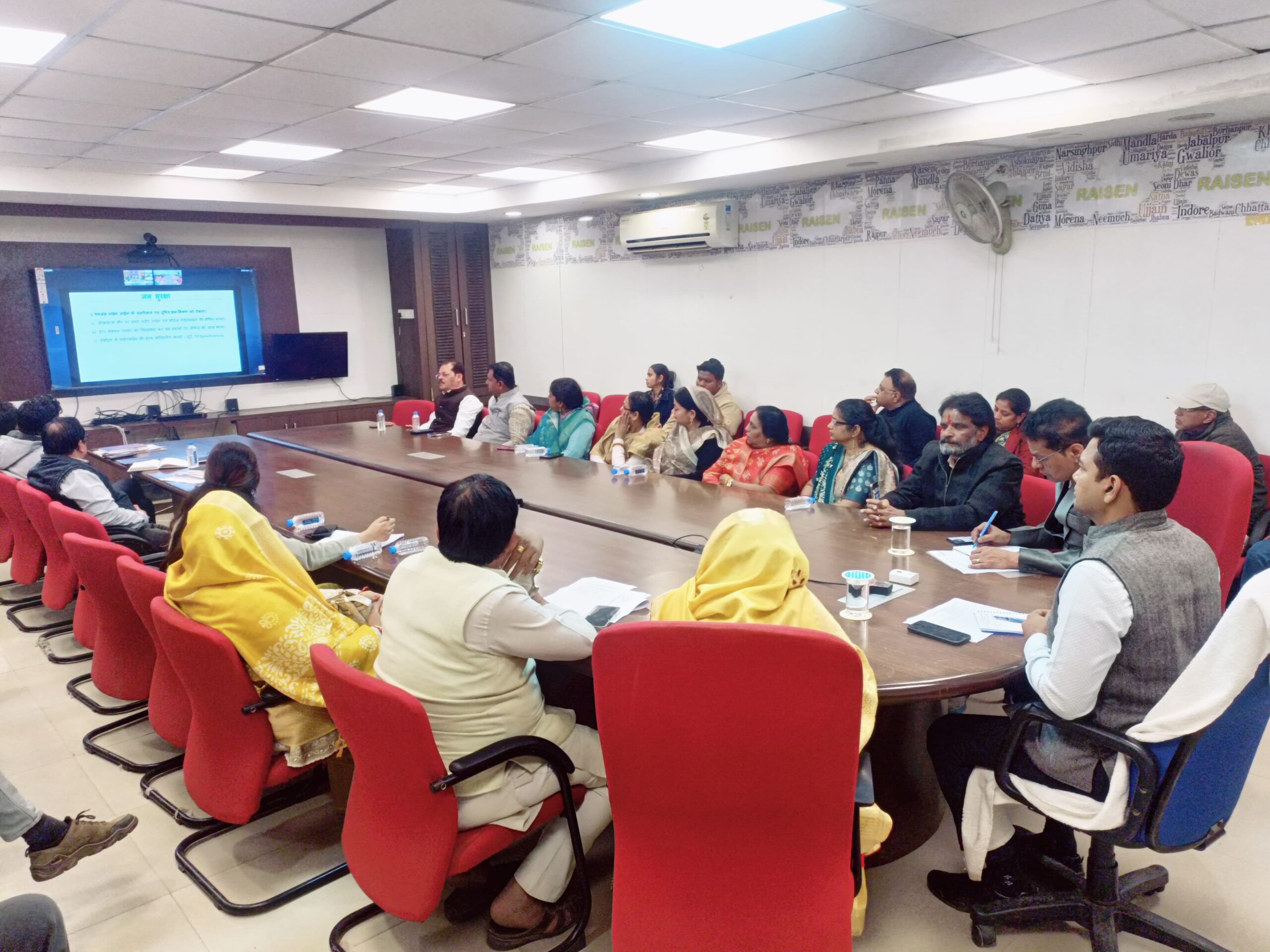 मुख्यमंत्री डॉ मोहन यादव द्वारा शहरी एवं ग्रामीण क्षेत्रों में “स्वच्छ जल अभियान” अंतर्गत स्वच्छ पेयजल प्रदाय के संबंध में वीडियो कॉन्फ्रेंस द्वारा निर्देश दिए गए।