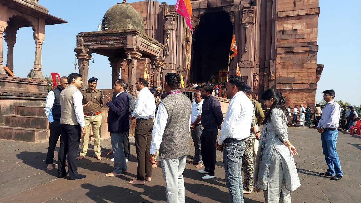 कलेक्टर तथा पुलिस अधीक्षक ने भोजपुर शिव मंदिर पहुंचकर व्यवस्थाओं का लिया जायजा
